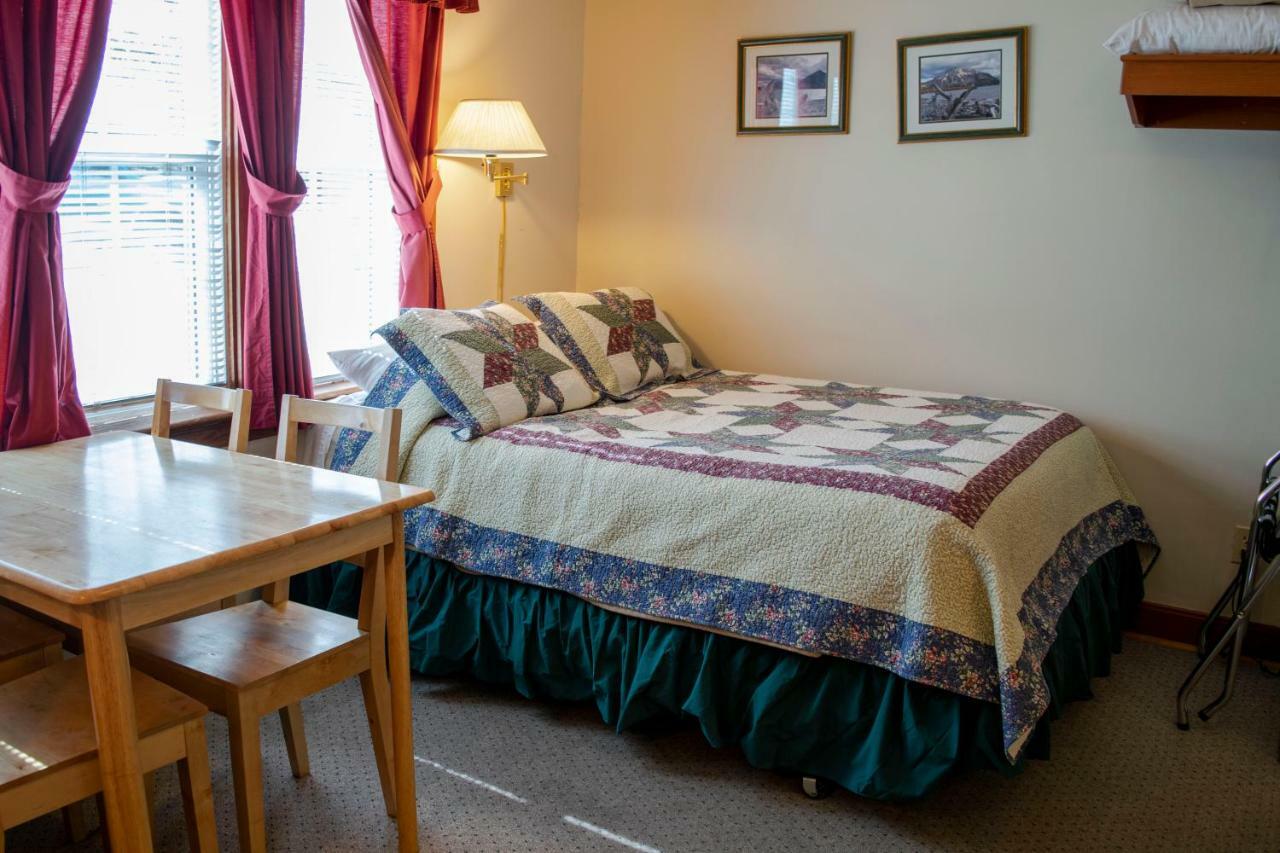 Crandell Mountain Lodge Waterton Exterior foto